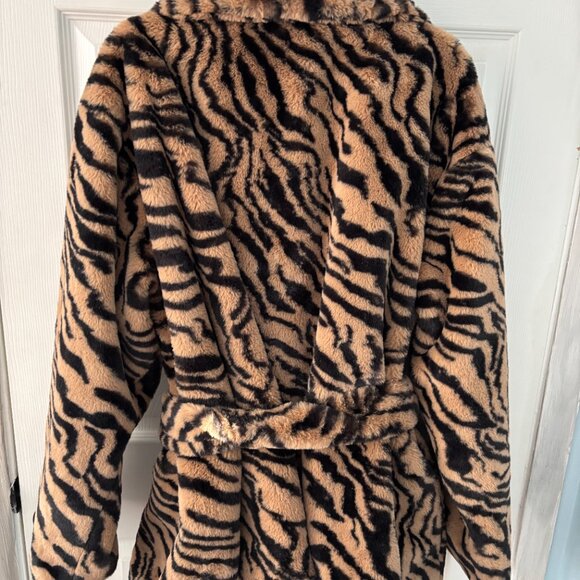 Daisy Street Leopard Faux Fur Coat - Picture 2 of 3